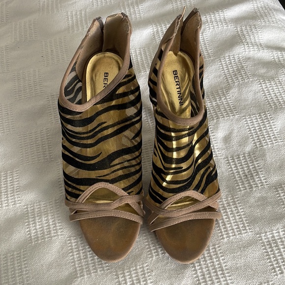 Gorgeous gold zebra print - Picture 2 of 3